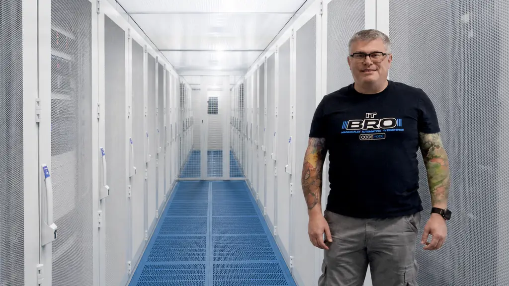 Rechenzentrumsgang mit Serverschränken – Betriebsumgebung der PULS.Systems Business Cloud